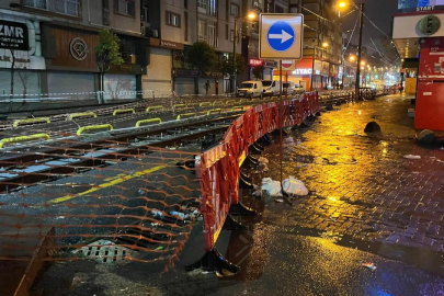 Zeytinburnu'nda tramvay yolunda sıkışan araç seferleri aksattı