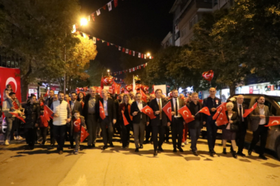 Bursa İnegöl'de Cumhuriyet coşkusu meydanlara taştı