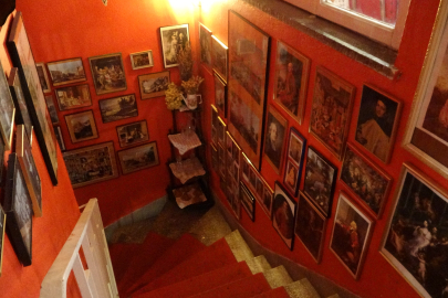 Paris'ten Bursa'ya uzanan antika hikayesi: Kolilerde bekleyen eşyalarla müze gibi kafe kurdu