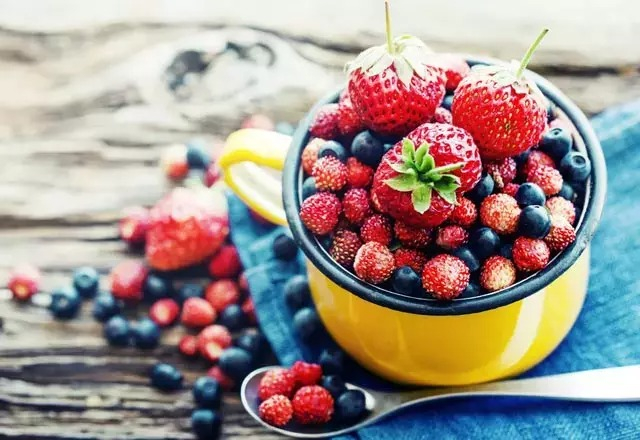 3. Kırmızı meyveler (Yaban mersini, çilek, ahududu)