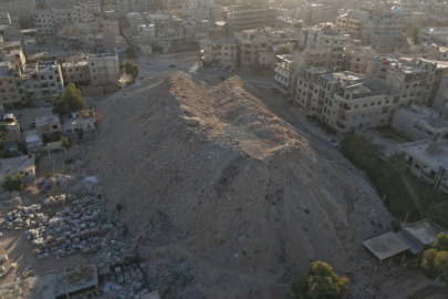 Şam’da devrik Esed rejimi enkazlardan yapay dağ oluşturdu