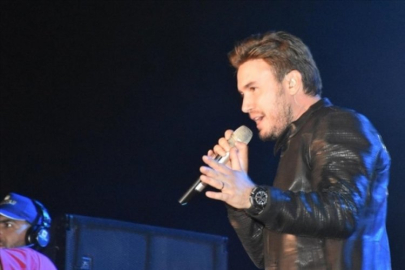 Şarkıcı Mustafa Ceceli Bursa'da konser verdi
