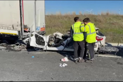 Otomobil tıra ok gibi saplandı: Sürücü feci şekilde öldü