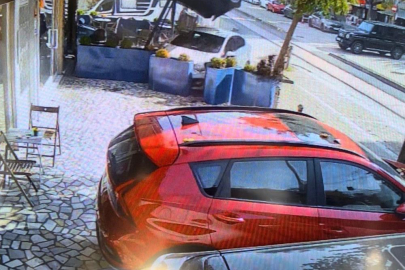 15 milyon liralık cipe çarpmamak için manevra yaptı, tatlıcı dükkanına böyle girdi