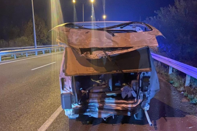 Bursa'da çekici kamyonet, ticari araca çarptı : 2 ölü