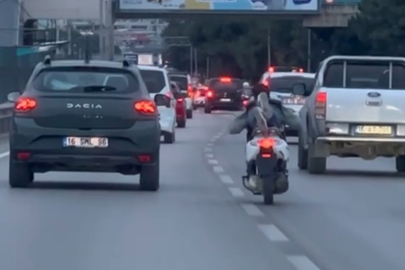 Bursa'da tehlikeli anlar: Yatarak motosiklet süren maganda kamerada