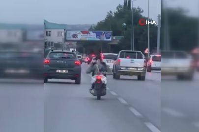 Bursa'da tehlikeli anlar: Yatarak motosiklet süren maganda kamerada
