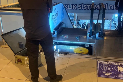 Yürüyen merdiven faciası! Parmağını koptu!