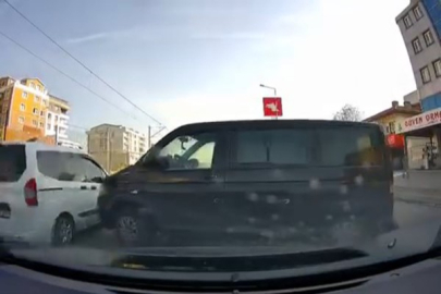 Freni boşalan minibüs üç şeritli yola indi, kamyonet sürücüsü kazadan kıl payı kurtuldu