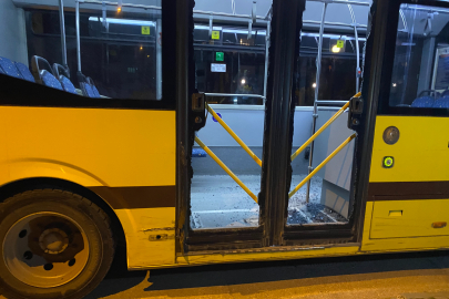 Otobüs ile kamyonet çarpıştı: Şans eseri yaralanan olmadı