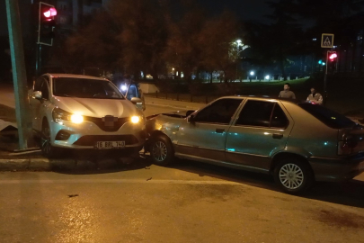 Bursa'da kaza yapan otomobil refüje çarpıp durabildi!