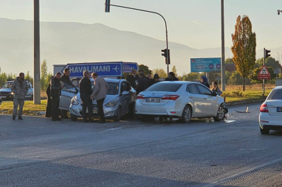 İki otomobil çarpıştı: 5 yaralı