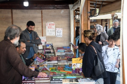 Okurlar ve yazarlar Osmangazi Meydanı'nda buluştu