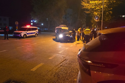 Bursa'da motosiklet ile otomobil çarpıştı: Yaralılar var!