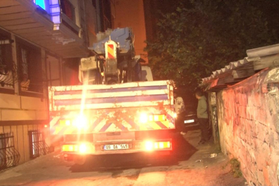 Kontrolden çıkan vinç otomobillere ve binaya çarptı