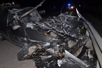 Korkunç kaza: TIR'a çarpan otomobil sürücüsü öldü