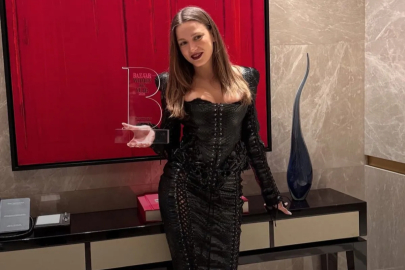 Serenay Sarıkaya'ya bir ödül daha! Geceye kıyafetiyle yine damga vurdu