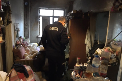 Bursa'da kötü koku olayı ortaya çıkardı: Bir evden 2 kamyon çöp çıktı