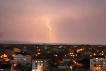 Bursa'da şimşekler geceyi gündüze çevirdi