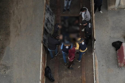 Tırın dorsesindeki gizli bölmede 20 düzensiz göçmen yakalandı