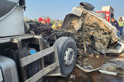 Bursa'da süt tankeri tıra çarptı: 1 yaralı