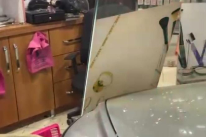 Fren yerine gaza basınca otomobil dükkana girdi