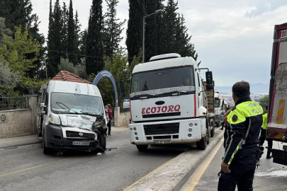 Kamyon ile öğrenci servisi çarpıştı: 22 yaralı