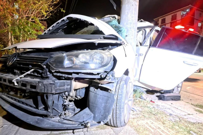 Kontrolden çıkan araç elektrik direğine saplandı