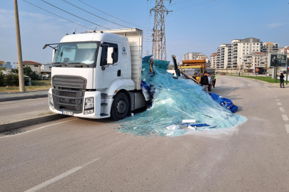 Bursa'da faciaya ramak kala: Tonlarca ağırlıktaki cam yola saçıldı