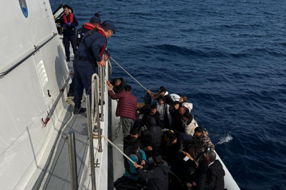 İzmir açıklarında 64 düzensiz göçmen kurtarıldı