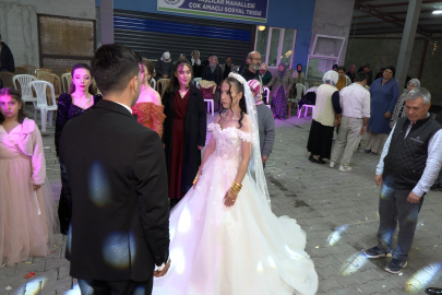 Gelin damat düğünü yarıda kesip Ata'sını andı