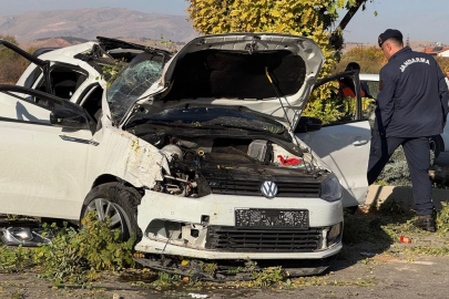 Otomobil aydınlatma direğine çarptı: Anne ve bebeği can verdi