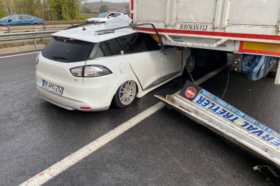 Bursa'da korkunç kaza:  Otomobil tırın altına girdi