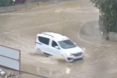 İzmir'de sağanak etkili oldu: Yolları su bastı