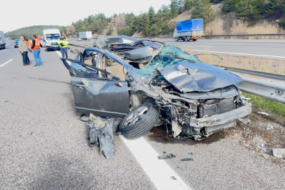 Otomobil kamyona çarptı: 3 yaralı