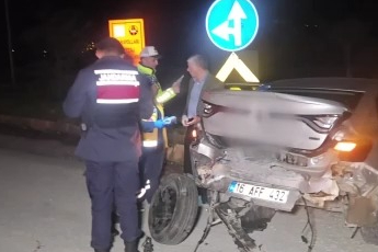 Kırmızı ışıkta duran otomobile arkadan çarptı: 1'i çocuk 5 yaralı
