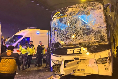 Yolcu otobüsü ile tırın çarpıştığı kazada 5 kişi yaralandı