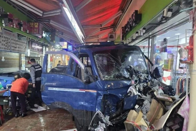 Araba pazara daldı: Ölüler ve yaralılar var