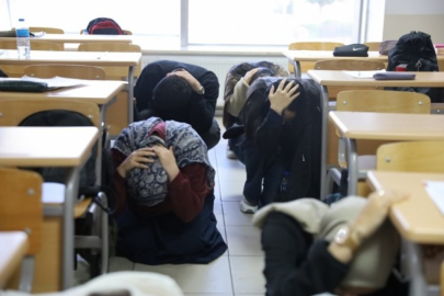 Bursa'da öğrenciler deprem ve tahliye tatbikatı gerçekleştirildi