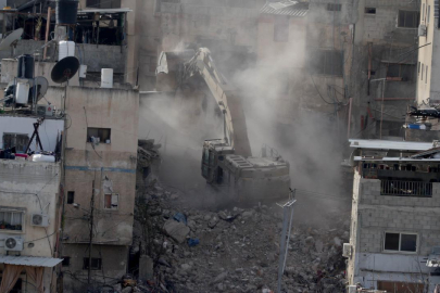 İşgalci İsrail ordusu Batı Şeria'da 5 kişilik Filistinli ailenin evini yıktı