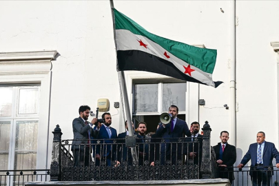 Suriye bayrağı, Londra'da göndere çekildi