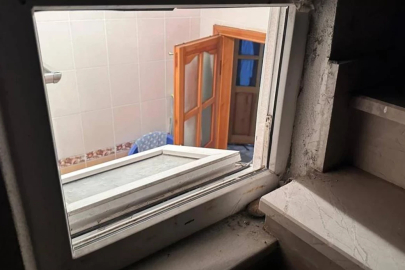 Camı kırıp eve girdi; yaşlı kadının ağzını bantlayıp altınları çaldı