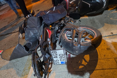 Motokurye ile otomobil kafa kafaya çarpıştı: 1 yaralı