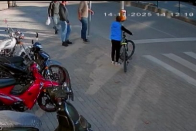 Bursa'da polis aracının çarptığı küçük Ömer’in kaza anı güvenlik kameralarında