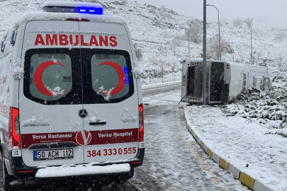 Kar yağışı kazaya yol açtı! İşçi servisi devrildi: 14 yaralı