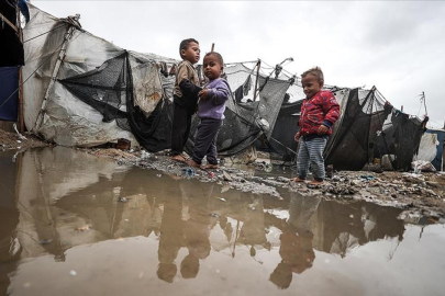 Yerinden edilen binlerce Filistinli yağmur ve fırtınayla da mücadele ediyor