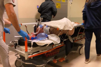 Çarpışmanın etkisiyle başını kaldırıma vurdu, ağır yaralandı