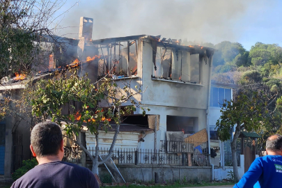 Bursa'da bir ev küle döndü, yanındaki bina hasar gördü
