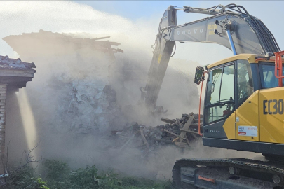 Sındırgı'da hasarlı yapıların yıkımı sürüyor