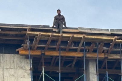 4 aydır maaş alamayan işçiler, çatıya çıktı: "İçeride biriken para yaklaşık 3.5 milyon lira"